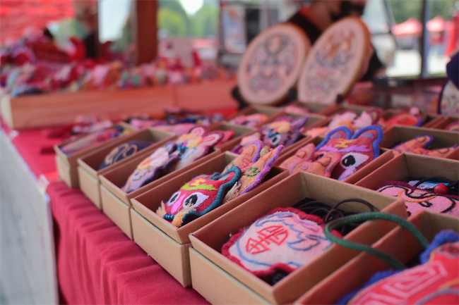 传承非遗文脉 厚植文化自信 ——威廉体育williamhill开展“非遗进校园”活动