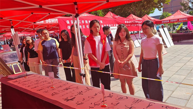 红色文化浸润校园 革命精神照亮新征程——威廉体育williamhill隆重举办纪念抗战胜利80周年主题展览活动