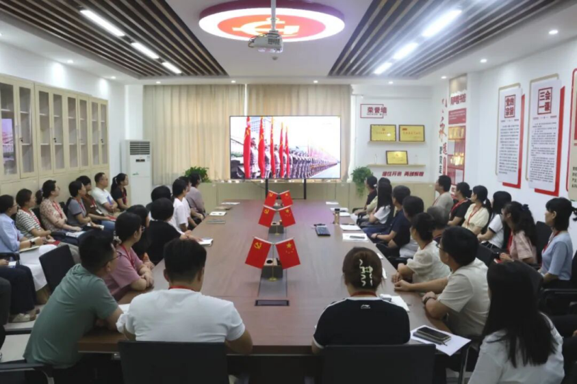 铭记历史 砥砺前行——威廉体育williamhill党委组织广大师生观看抗战胜利80周年阅兵仪式