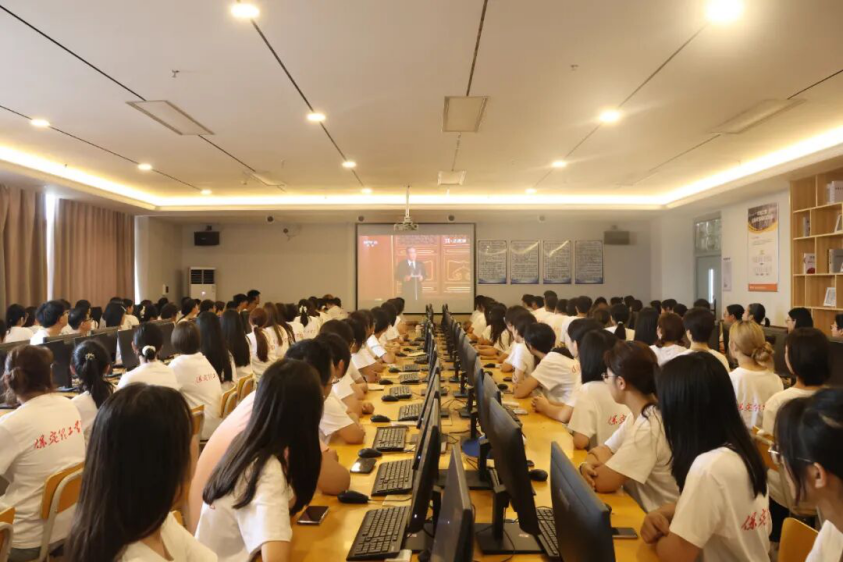 铭记历史 砥砺前行——威廉体育williamhill党委组织广大师生观看抗战胜利80周年阅兵仪式