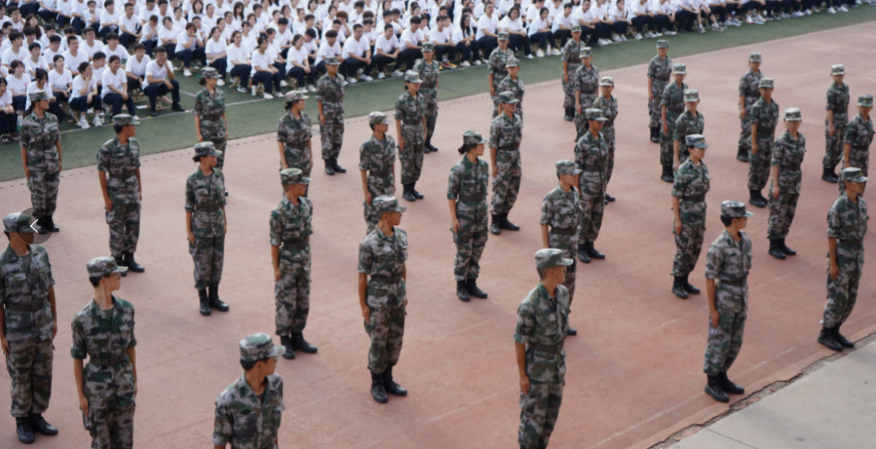 威廉体育williamhill2025级新生军训开营式举行