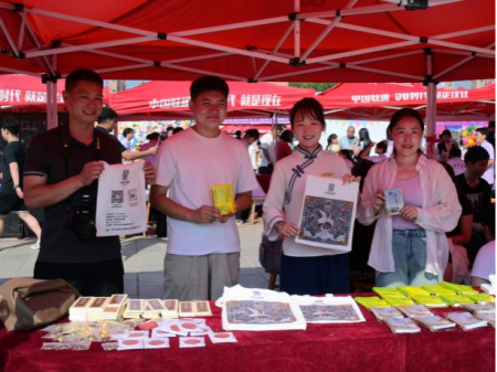 非遗焕彩迎新篇 馆校联袂启新程 ——艺术学院迎新现场传统文化闪亮登场