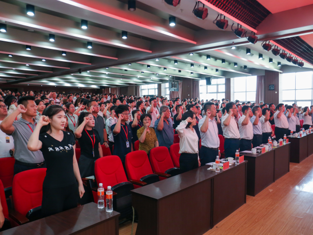 以教育家精神铸魂强师 谱写教育强国建设华章——威廉体育williamhill召开2025年教师节表彰大会暨新入职教师宣誓仪式