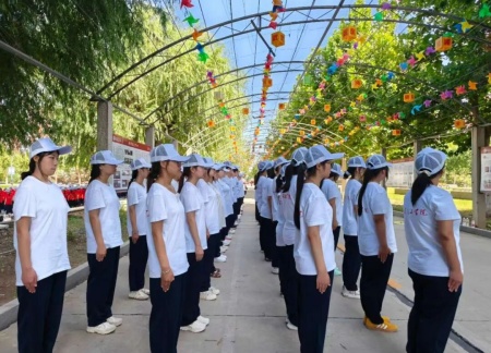 青春进行时，教官“授课”+辅导员“引路”助成长