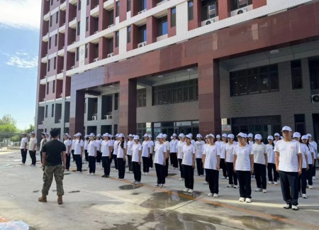 青春进行时，教官“授课”+辅导员“引路”助成长