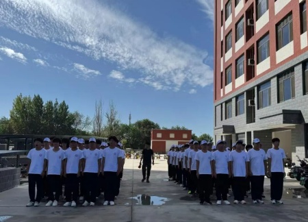 青春进行时，教官“授课”+辅导员“引路”助成长