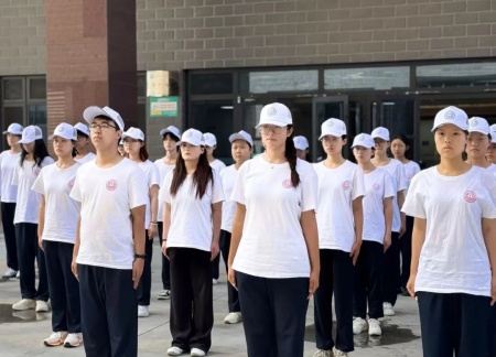 青春进行时，教官“授课”+辅导员“引路”助成长