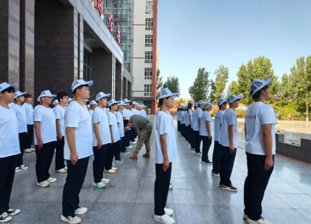 青春进行时，教官“授课”+辅导员“引路”助成长