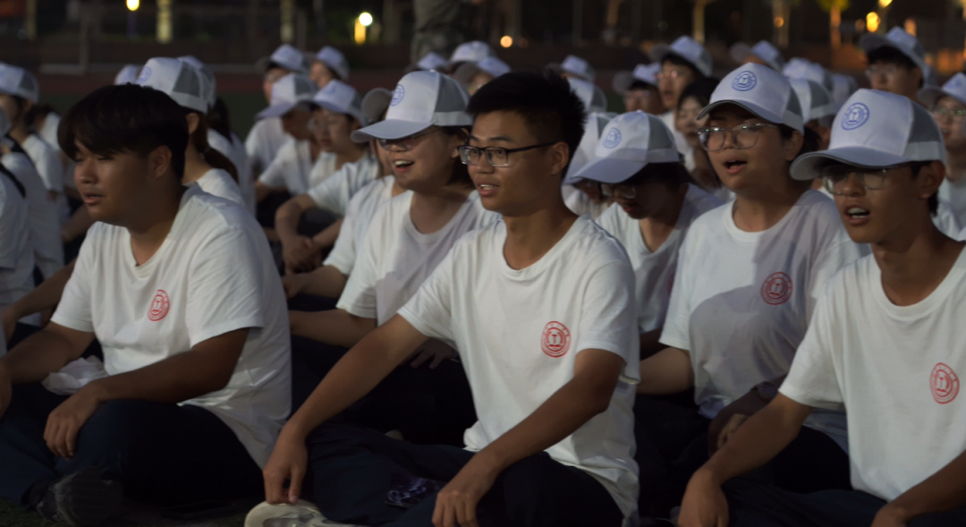 歌声淬炼意志  韵律凝聚团队——我院2025级学子军训拉歌日常