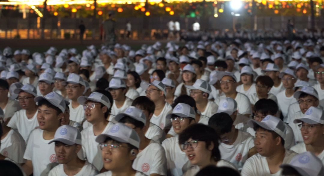 歌声淬炼意志  韵律凝聚团队——我院2025级学子军训拉歌日常