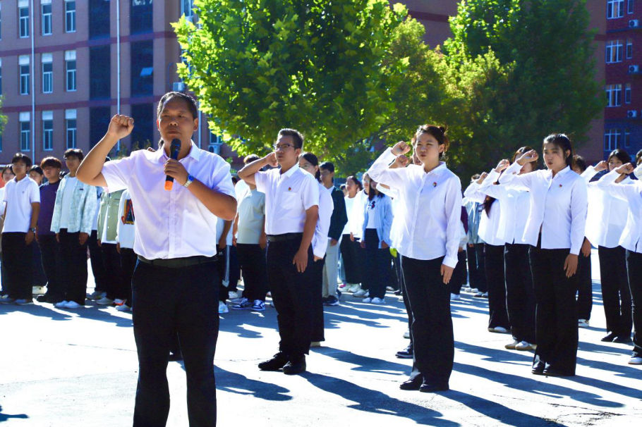 对党无限忠诚  积极努力工作——威廉体育williamhill隆重举行2025年新党员入党宣誓仪式