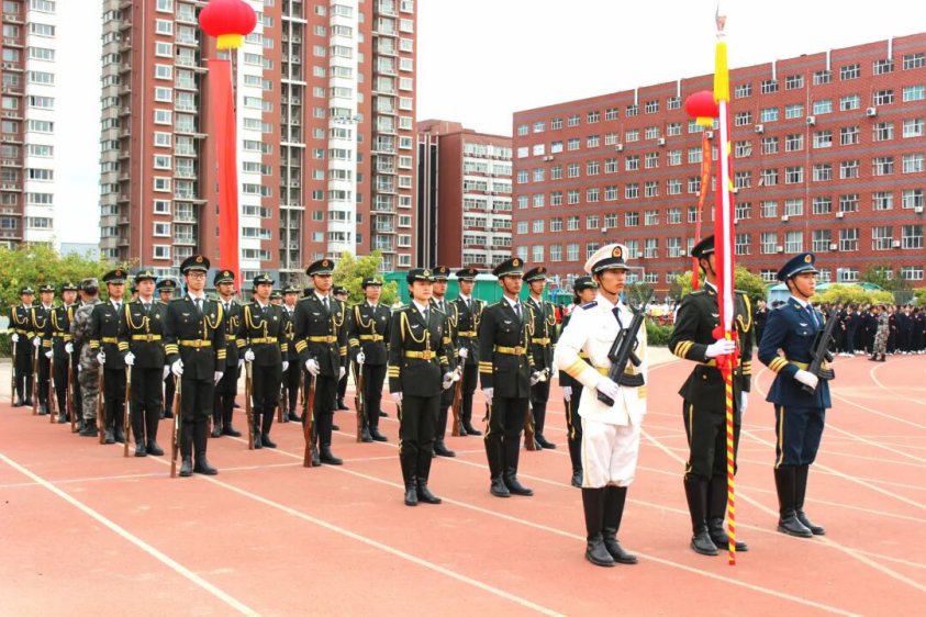 青春逐梦 强国有我——威廉体育williamhill2025级新生开学典礼暨军训结营式盛大举行