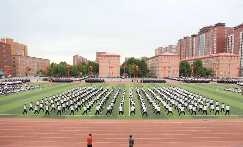 青春逐梦 强国有我——威廉体育williamhill2025级新生开学典礼暨军训结营式盛大举行