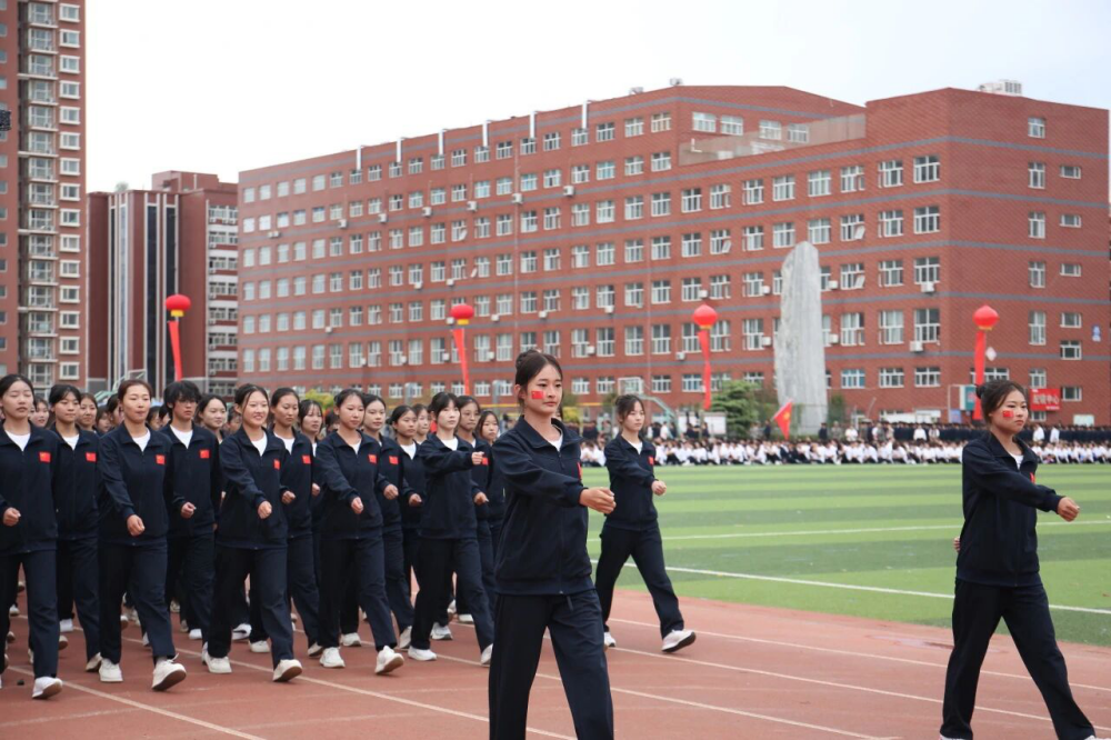 青春逐梦 强国有我——威廉体育williamhill2025级新生开学典礼暨军训结营式盛大举行