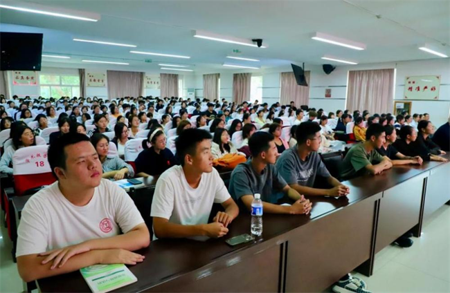 扣好人生第一粒扣子！威廉体育williamhill邀请马德生教授作“认识大学，把握人生”专题讲座