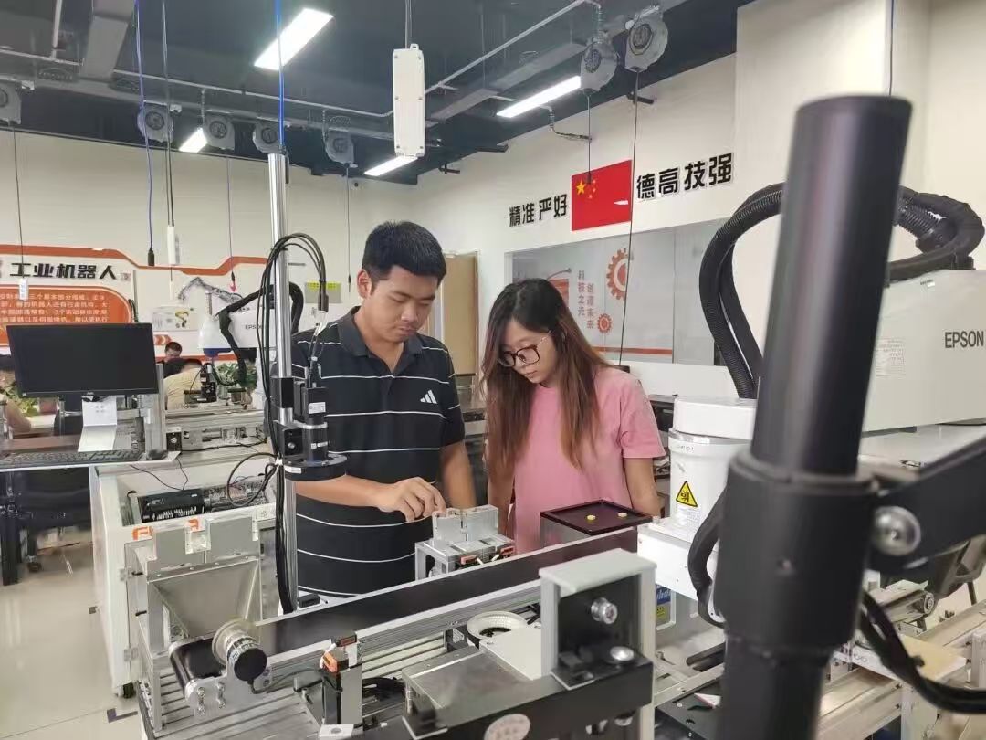 威廉体育williamhill学生团队在2025年睿抗机器人开发者大赛省赛中荣获二等奖