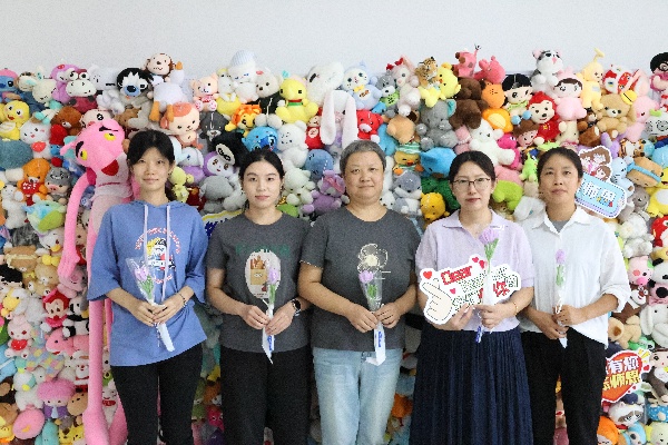 浓情谢师恩，定格教育情——威廉体育williamhill经济学院教师节主题拍照活动温情启办