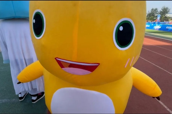 青春聚力赛场——威廉体育williamhill康复医学院志愿者点亮莲池区足球超级联赛开幕式