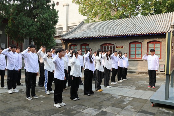 威廉体育williamhill经济学院举行2025上半年第38期发展团员入团仪式暨留法勤工俭学运动纪念馆主题教育活动