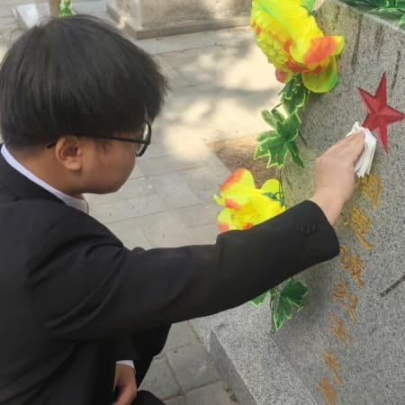 “致敬革命先烈，让信仰之光在清明闪耀”