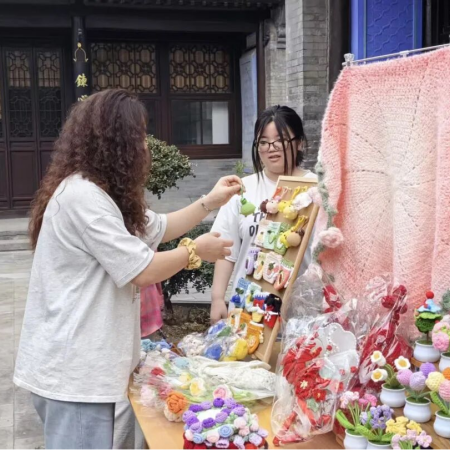 “古建承文脉，巧手庆华诞”