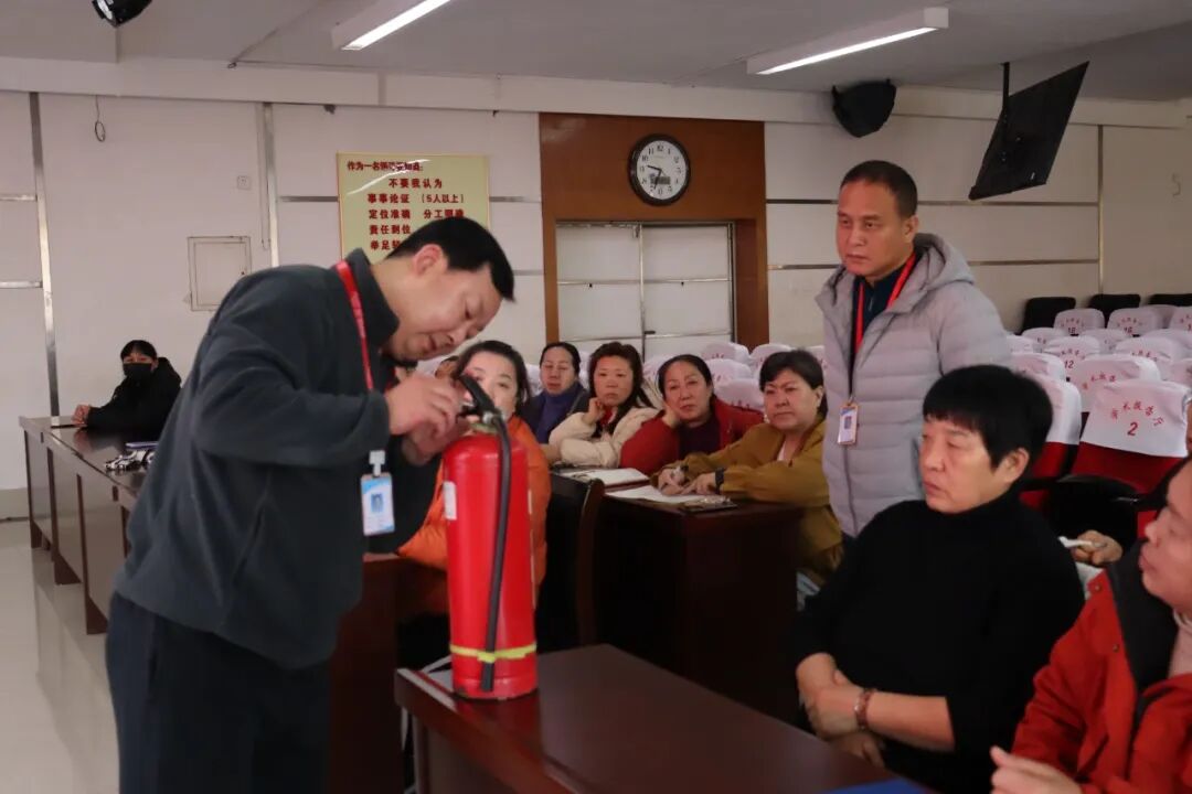 培训赋能强堡垒 防火护寝保平安||威廉体育williamhill学工处举办宿管员工消防安全知识专题讲座