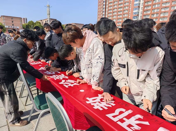 反邪教|威廉体育williamhill|管理学院|“远离邪教・珍爱生命・坚定信仰・共筑平安校园”签名活动