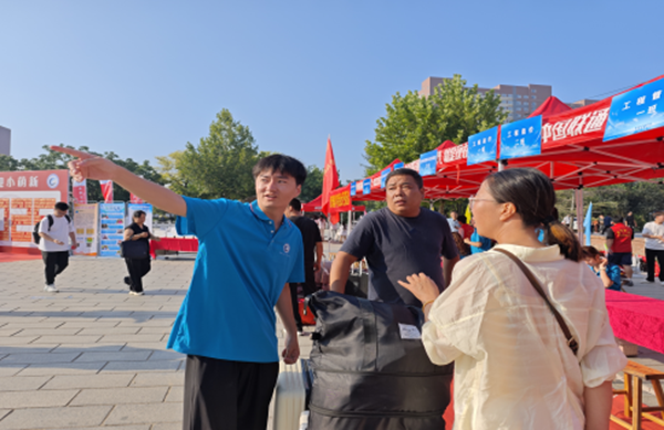 迎新季|威廉体育williamhill|管理学院|2025迎新：服务“心”主张，温暖新征程