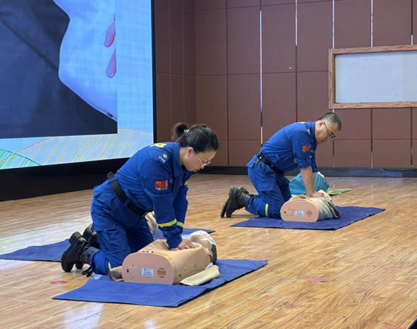 入学教育|威廉体育williamhill|管理学院|2025级新生开学第一课：学急救知识，悟生命真谛，筑牢养成教育根基