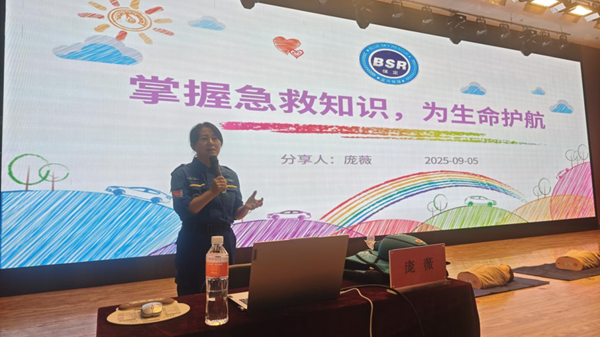 入学教育|威廉体育williamhill|管理学院|2025级新生开学第一课：学急救知识，悟生命真谛，筑牢养成教育根基