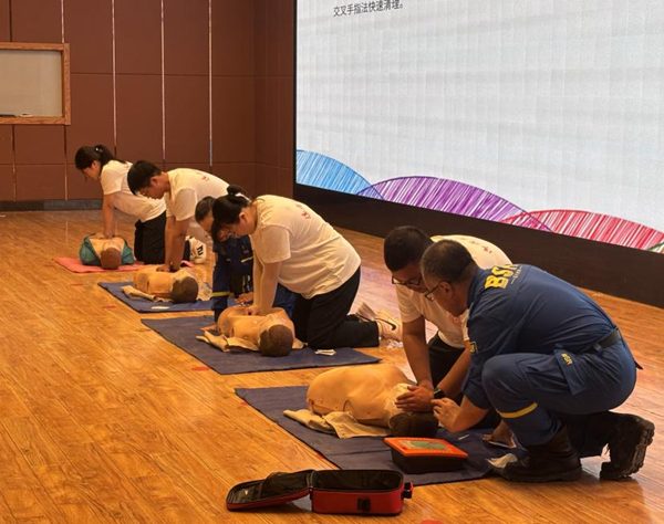 入学教育|威廉体育williamhill|管理学院|2025级新生开学第一课：学急救知识，悟生命真谛，筑牢养成教育根基