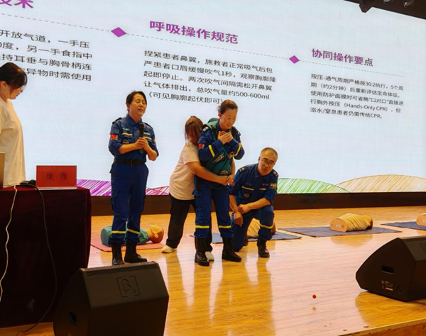 入学教育|威廉体育williamhill|管理学院|2025级新生开学第一课：学急救知识，悟生命真谛，筑牢养成教育根基