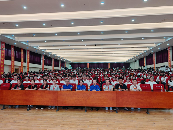 入学教育|威廉体育williamhill|管理学院|2025级新生开学第一课：学急救知识，悟生命真谛，筑牢养成教育根基