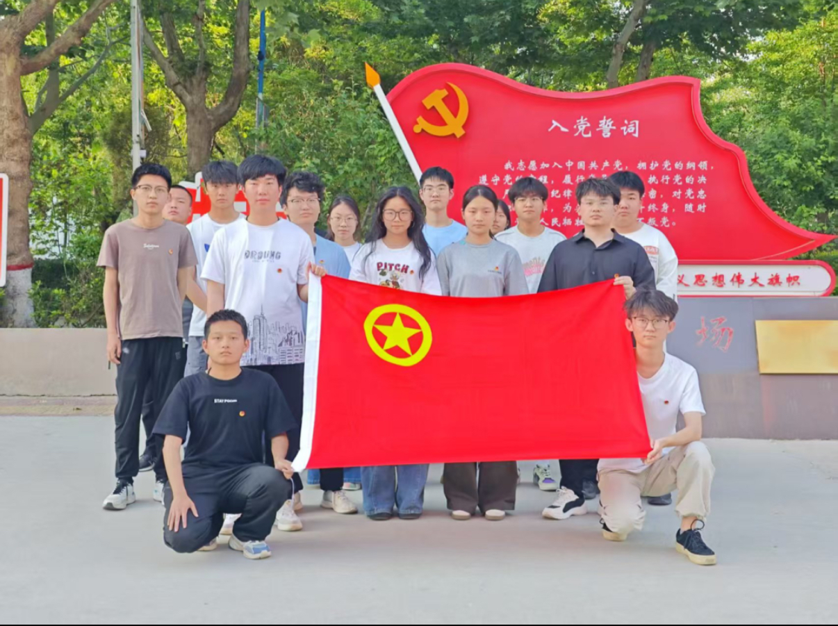 告白青春，与团旗，团徽合影活动