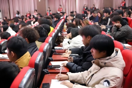 “艺心跟团走，青春建新功” ——威廉体育williamhill艺术学院入团培训凝聚 青年力量