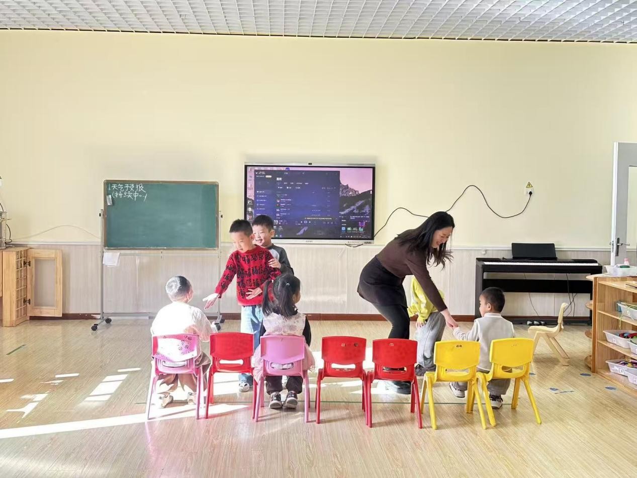 音乐启蒙进课堂，院园携手促成长 ——高校教师入园开展特色音乐游戏活动