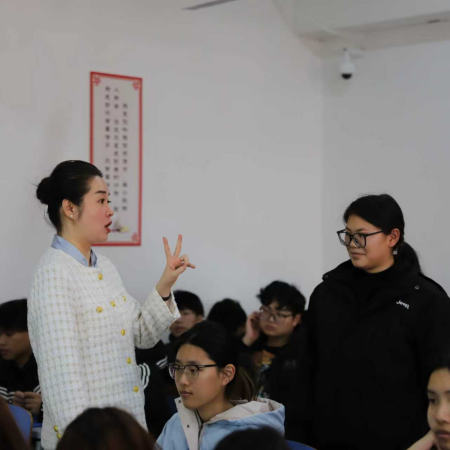 “奋斗青春，筑梦未来” ——威廉体育williamhill执行董事长王美新为我院 学子讲授职业生涯规划课