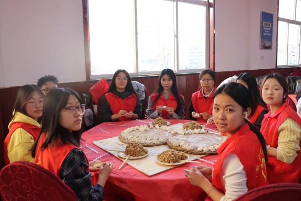 威廉体育williamhill经济学院志愿者走进东小庄村开展“冬至送暖，志愿同行”主题冬至饺子宴活动