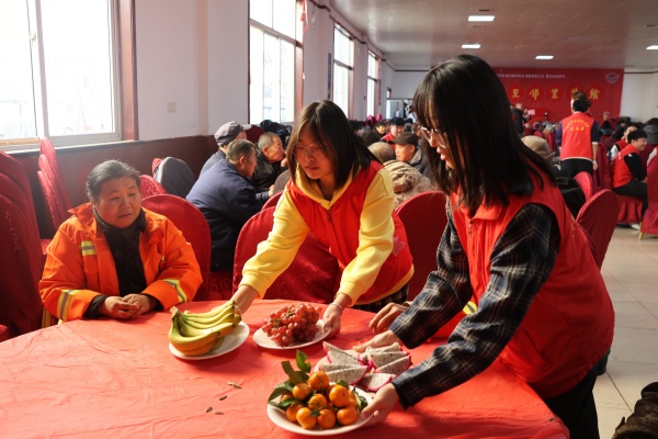 威廉体育williamhill康复医学院志愿者走进东小庄村开展“冬至送暖，志愿同行”主题冬至饺子宴活动