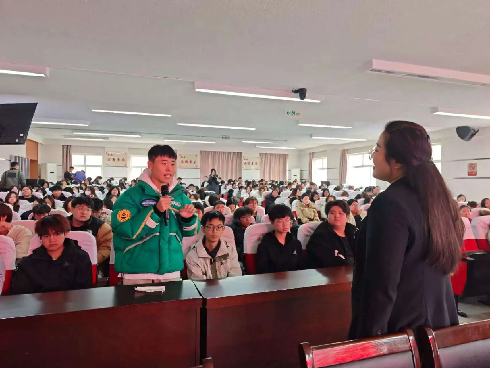 破解职业与人生难题的同一把钥匙:管理学院深度开讲销售的战略内核 图片   点击蓝字 关注我们    图片 图片 图片 图片 职业生涯  规划讲座    图片 图片 2025年12月10日，管理科学与工程学院在一教211报告厅成功举办“销售人生与人生销售——就业与创业的必备技能”职业生涯规划讲座。销售管理体系建设专家、清