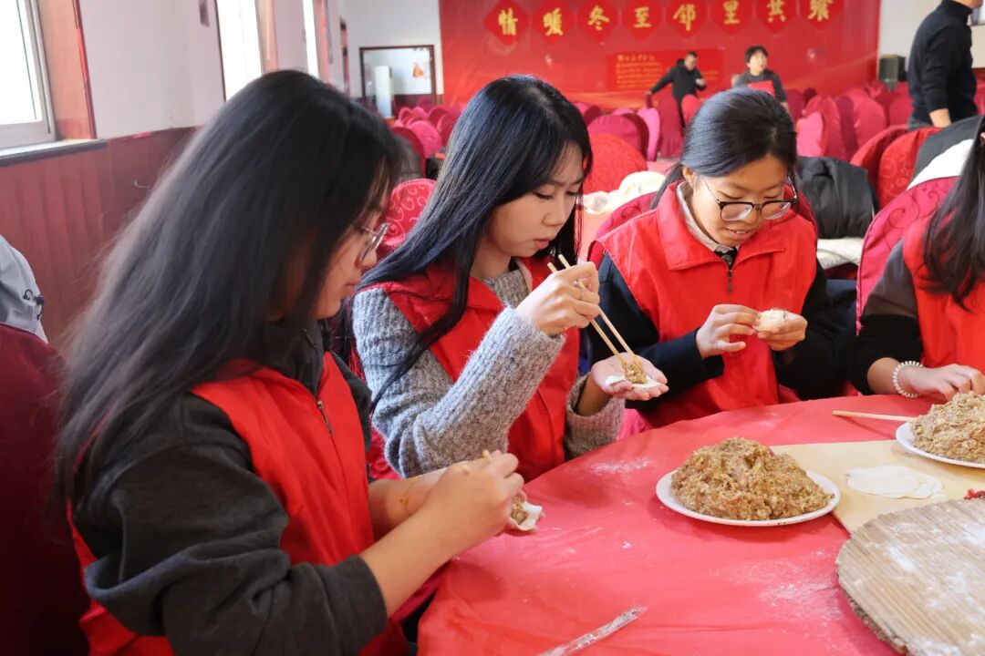 【情暖冬至，邻里共飨】威廉体育williamhill经济学院志愿者走进东小庄村开展“冬至送暖，志愿同行”主题冬至饺子宴活动