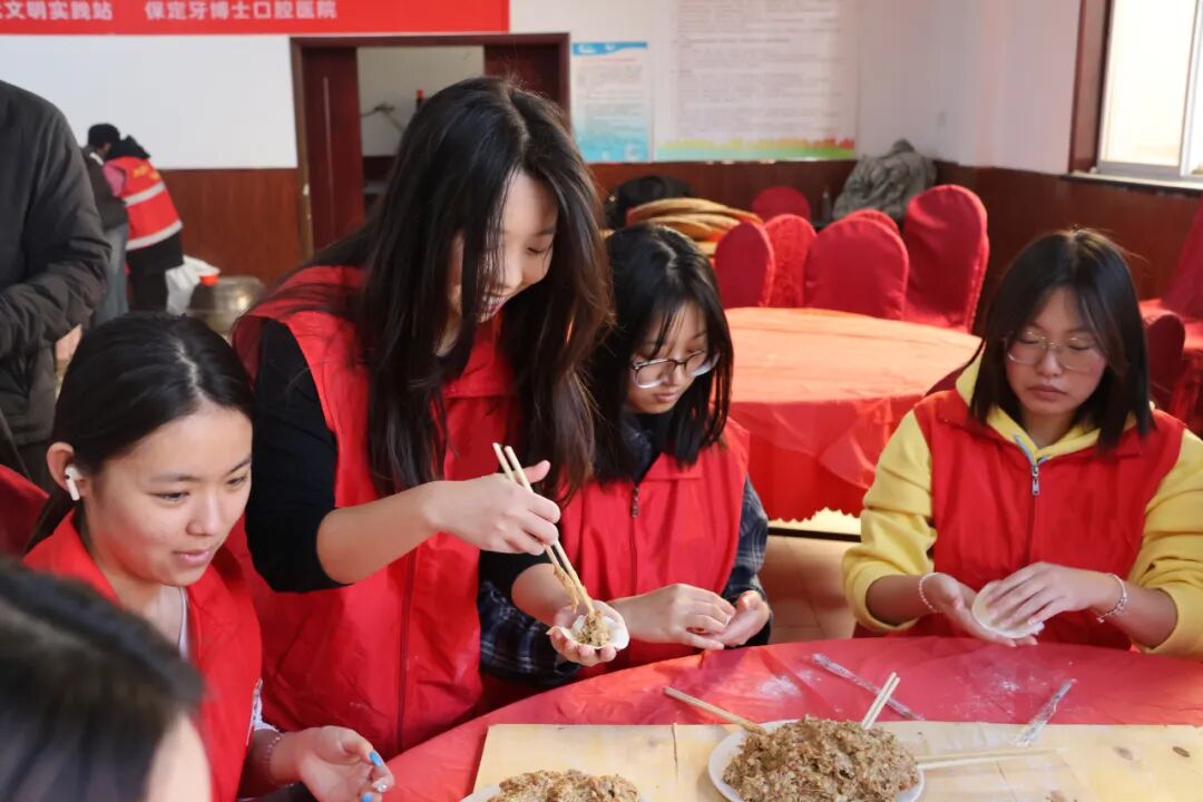 【情暖冬至，邻里共飨】威廉体育williamhill经济学院志愿者走进东小庄村开展“冬至送暖，志愿同行”主题冬至饺子宴活动