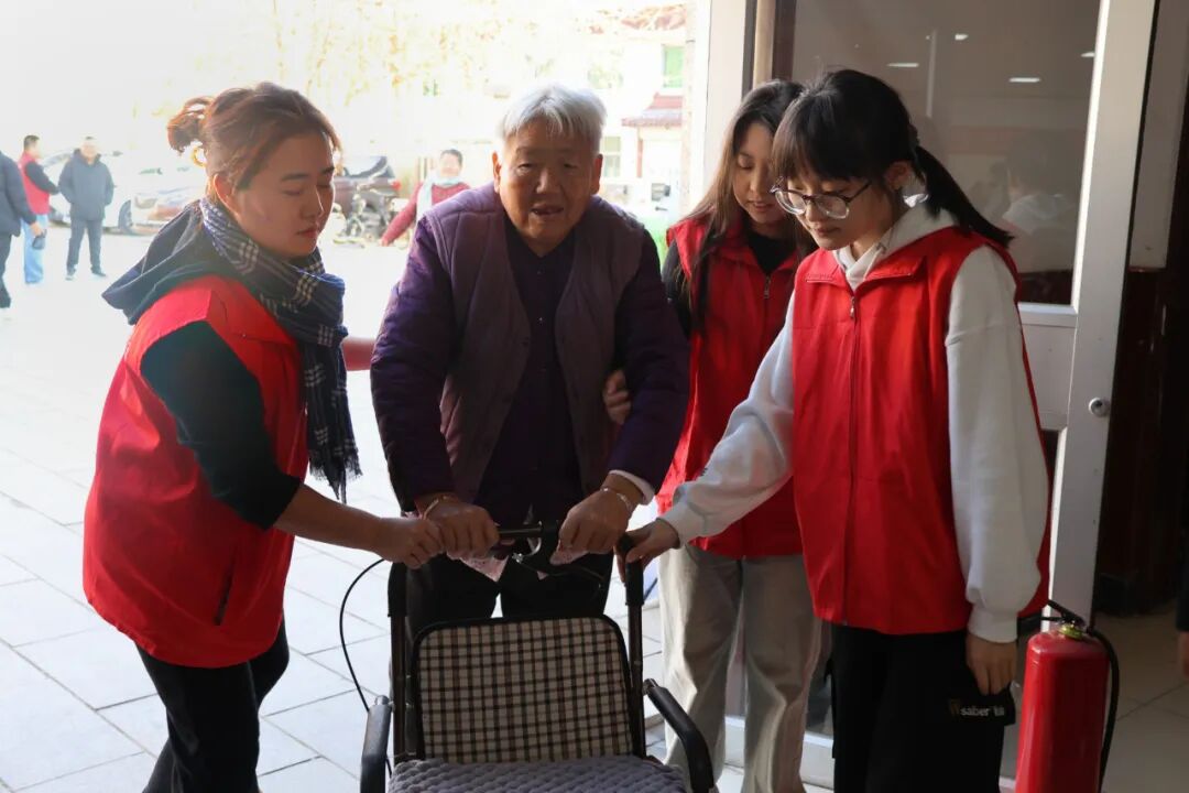 【情暖冬至，邻里共飨】威廉体育williamhill经济学院志愿者走进东小庄村开展“冬至送暖，志愿同行”主题冬至饺子宴活动