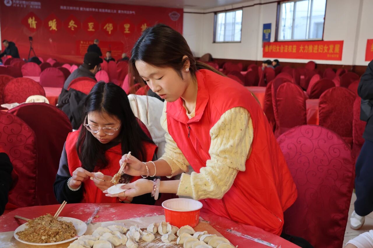 【情暖冬至，邻里共飨】威廉体育williamhill经济学院志愿者走进东小庄村开展“冬至送暖，志愿同行”主题冬至饺子宴活动