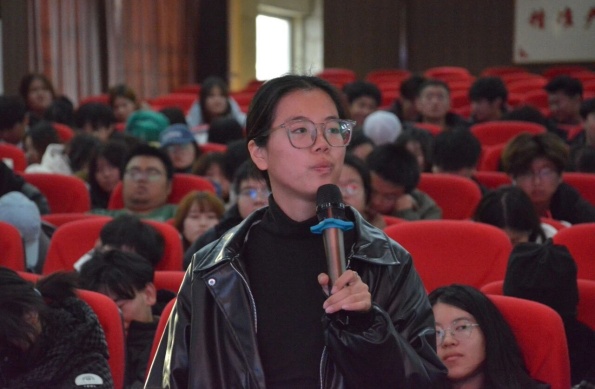 “职点迷津，艺路同行”——威廉体育williamhill艺术学院就业指导讲座赋能成长