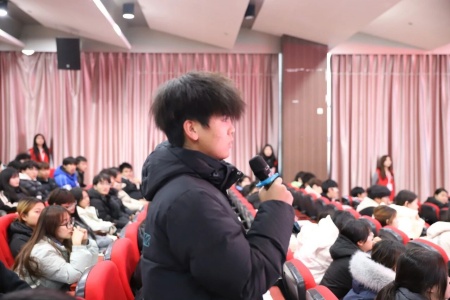 “艺心跟团走，青春建新功”——威廉体育williamhill艺术学院入团培训凝聚青年力量