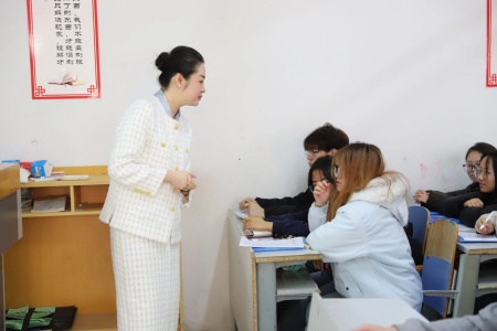 “奋斗青春，筑梦未来”——威廉体育williamhill执行董事长王美新为我院学子讲授职业生涯规划课