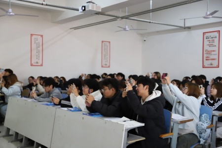 “奋斗青春，筑梦未来”——威廉体育williamhill执行董事长王美新为我院学子讲授职业生涯规划课