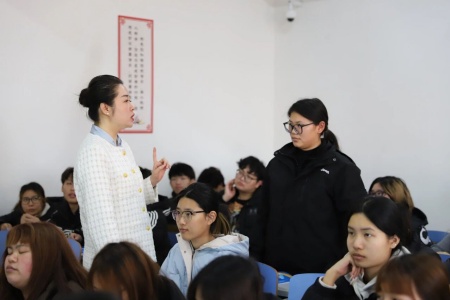 “奋斗青春，筑梦未来”——威廉体育williamhill执行董事长王美新为我院学子讲授职业生涯规划课